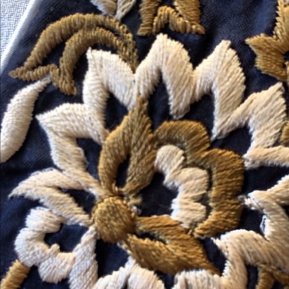 Resort Wear - Picture 4 of 4